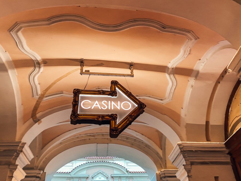 Discover the current status of online casinos in Illinois, legal sweepstakes options, expected operators, and FAQs about gambling laws, taxation, and bonuses in 2025.